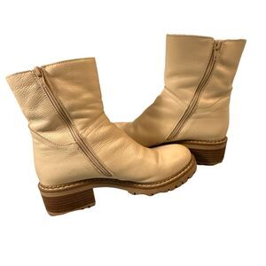 Bertuchi Women's Cream Made In Spain faux Fur Lining Leather Ankle Boots Size 8.